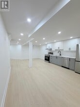 16 Oak Knolls Crescent in Toronto, ON - Building Photo - Building Photo