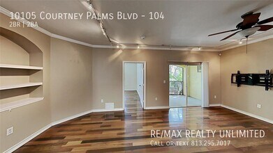 10105 Courtney Palms Blvd in Tampa, FL - Foto de edificio - Building Photo