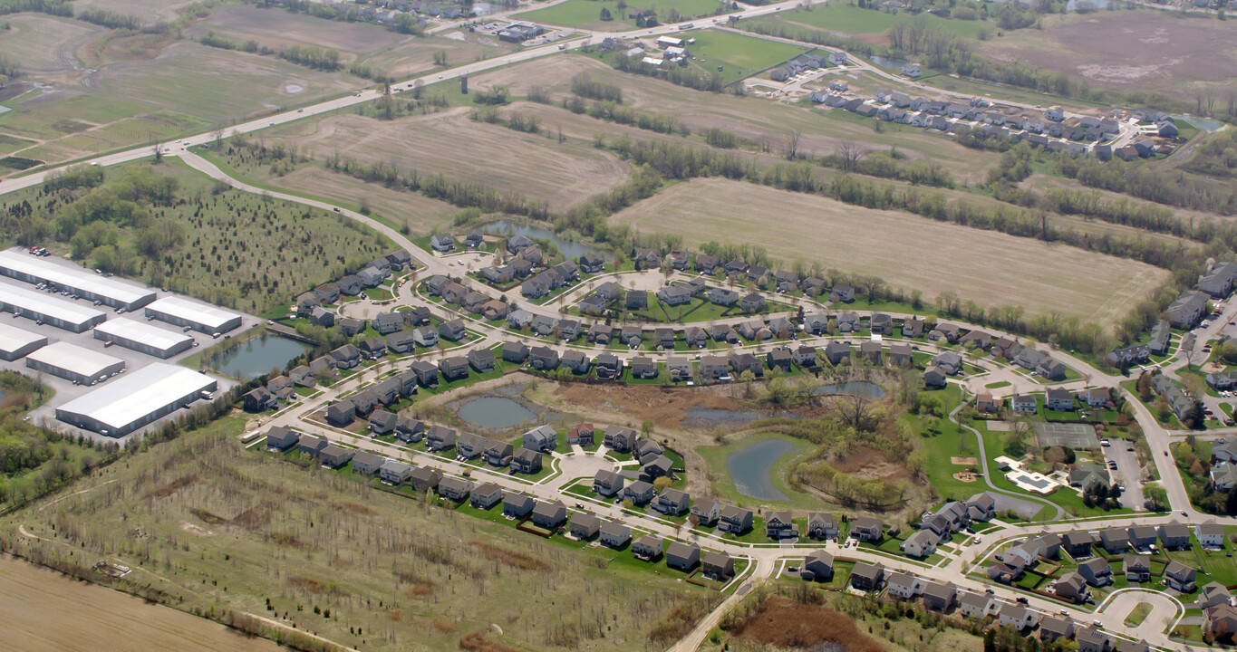 28222 W Yosemite Ct in McHenry, IL - Building Photo