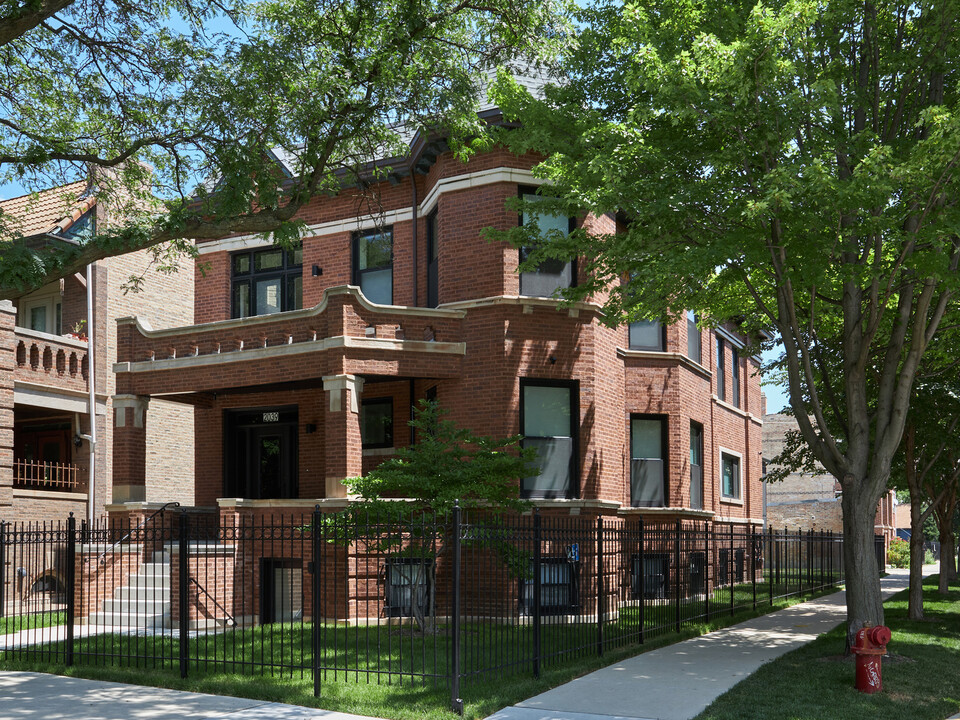 2039 N Humboldt Blvd in Chicago, IL - Building Photo