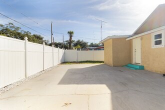 3017 Freemont Terrace S in St. Petersburg, FL - Building Photo - Building Photo