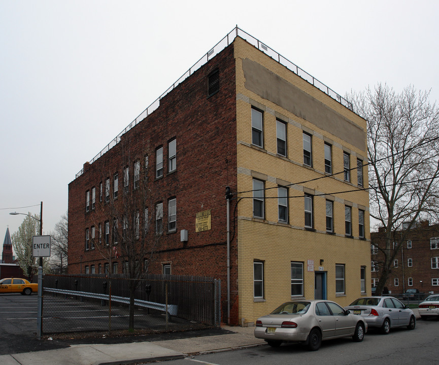 19-21 E 19th St in Bayonne, NJ - Building Photo