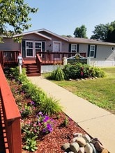 Eaton Pine Village in Eaton Rapids, MI - Foto de edificio - Building Photo