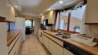 1041 Carousel Ln in Hendersonville, NC - Building Photo - Building Photo