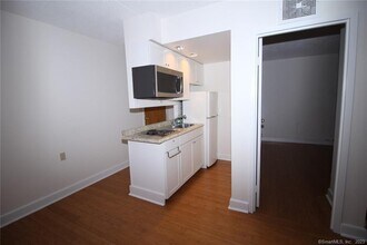60 Strawberry Hill Ave in Stamford, CT - Building Photo - Building Photo
