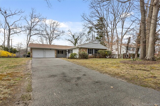 44 Sycamore Cir in Stony Brook, NY - Building Photo - Building Photo