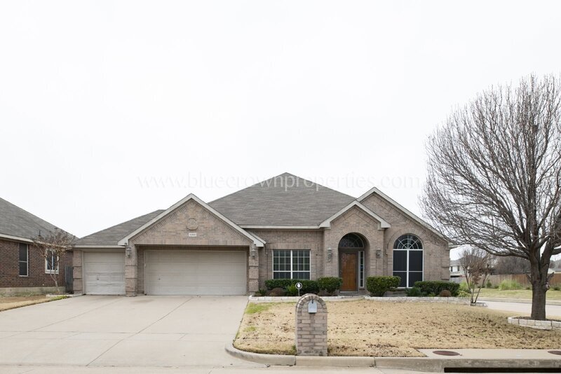 8300 Cedarcrest Ln in Fort Worth, TX - Building Photo