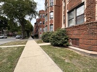 6749 S Paxton Ave in Chicago, IL - Building Photo - Building Photo