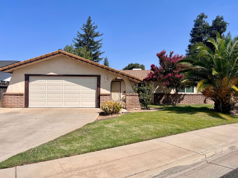 1045 Paul Ave in Clovis, CA - Building Photo