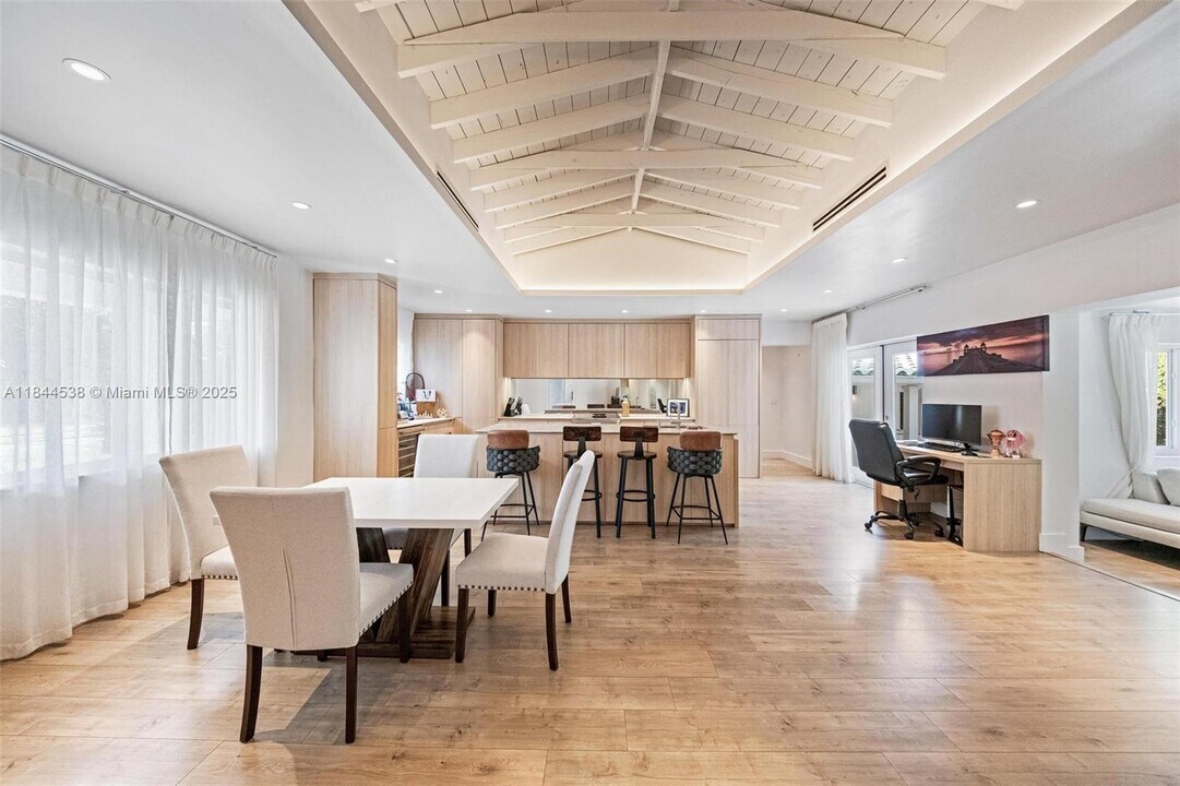 919 Granada Groves Ct in Coral Gables, FL - Building Photo