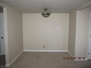 5116 River Glen Dr, Unit 225 in Las Vegas, NV - Building Photo - Building Photo
