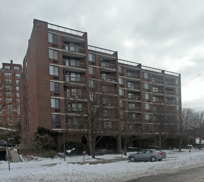 777 N MacQuesten Pkwy in Mount Vernon, NY - Foto de edificio - Building Photo