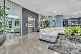 8925 W Flamingo Rd in Las Vegas, NV - Building Photo - Building Photo