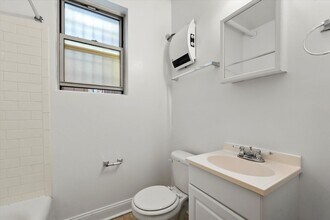 2539 N Sawyer Ave, Unit 104 in Chicago, IL - Foto de edificio - Building Photo