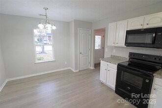 409 Peachtree Rd in Charlotte, NC - Foto de edificio - Building Photo