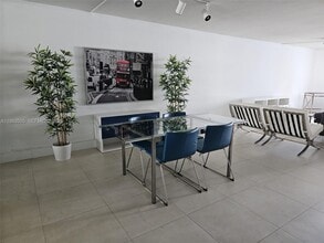 2401 Collins Ave in Miami Beach, FL - Building Photo - Building Photo