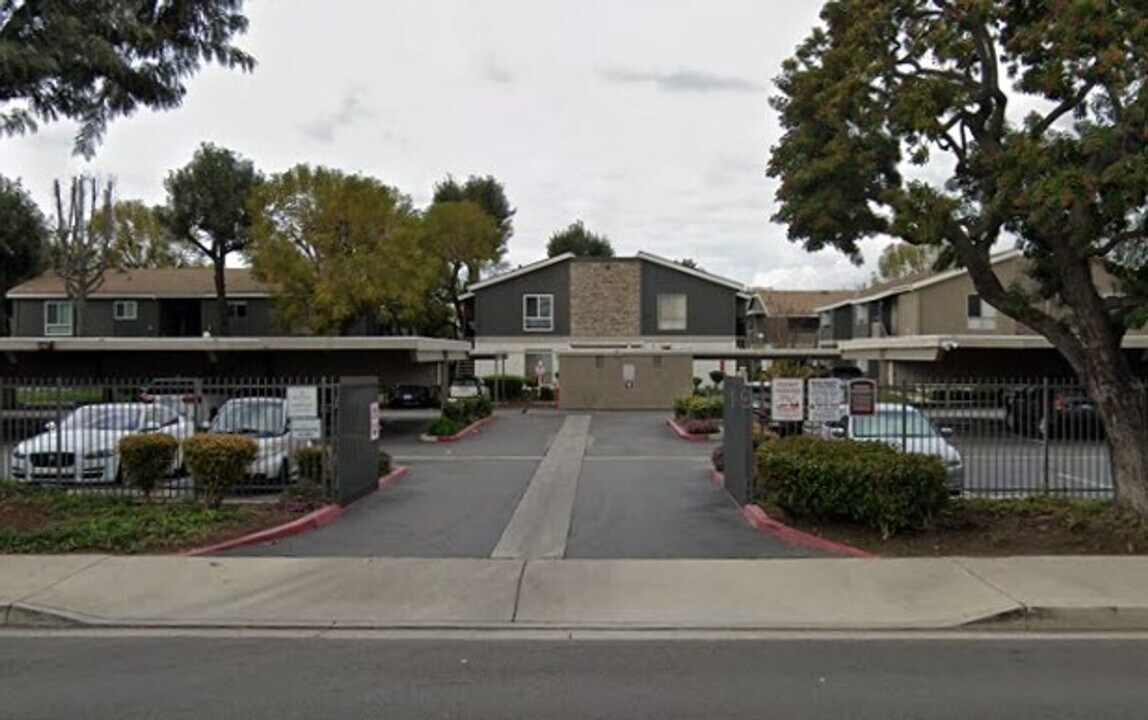 2867 S Fairview St in Santa Ana, CA - Building Photo