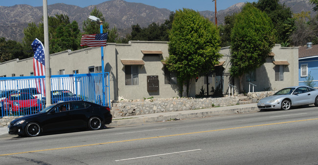 6827 Foothill Blvd in Tujunga, CA - Foto de edificio - Building Photo