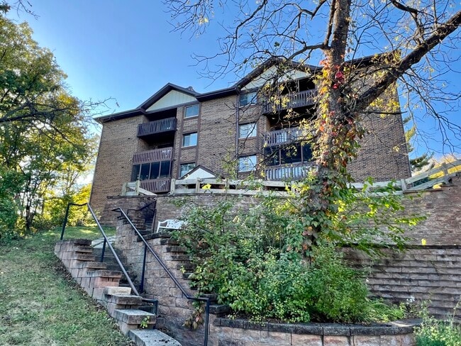 property at 5985 Lakeside Pl