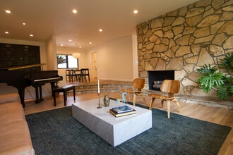 1310 J Lee Cir in Glendale, CA - Building Photo - Building Photo