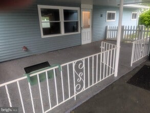 25 Glenwood Ln in Levittown, PA - Building Photo - Building Photo