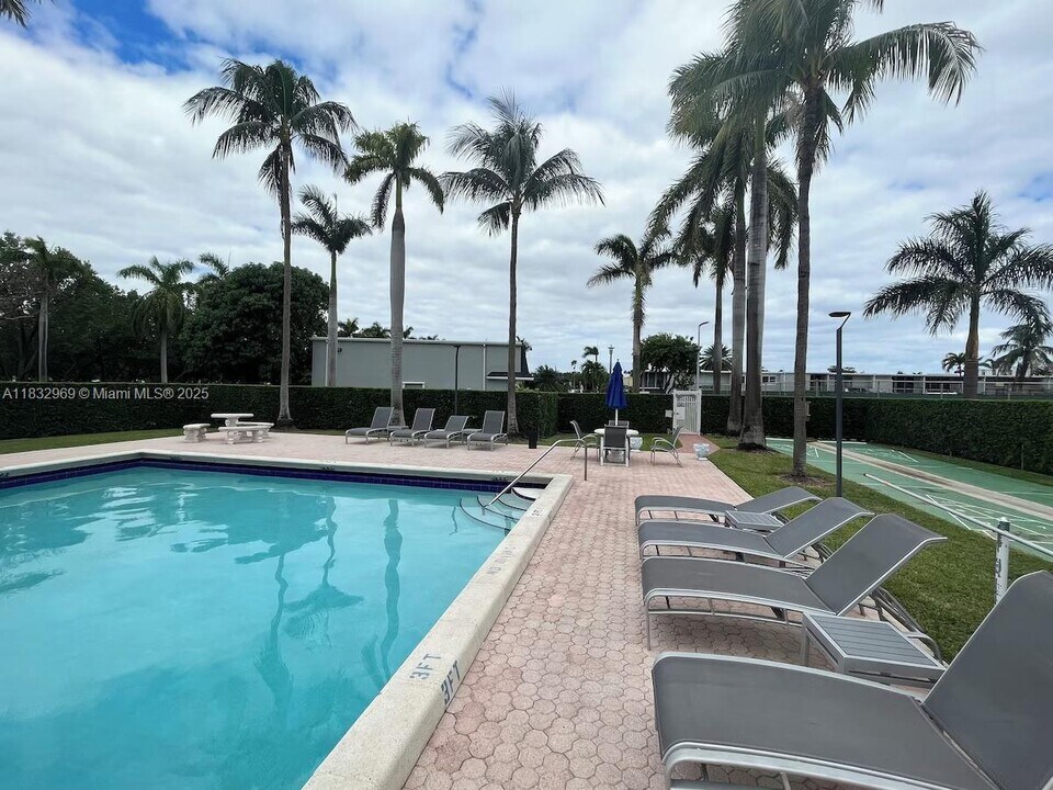 2206 NE 7th St in Hallandale Beach, FL - Building Photo