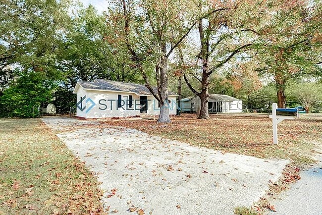 108 Parkway Dr in Warner Robins, GA - Foto de edificio - Building Photo