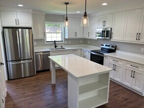 102 S Justice St in Hendersonville, NC - Building Photo - Building Photo