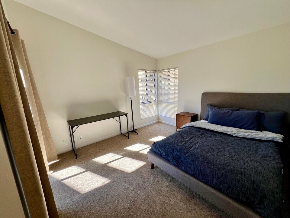 25641 Indian Hill Ln, Unit Bella Tierra C in Laguna Hills, CA - Foto de edificio