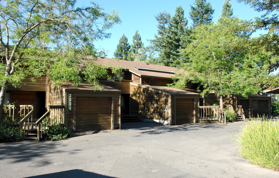 2000 W Steele Ln in Santa Rosa, CA - Building Photo