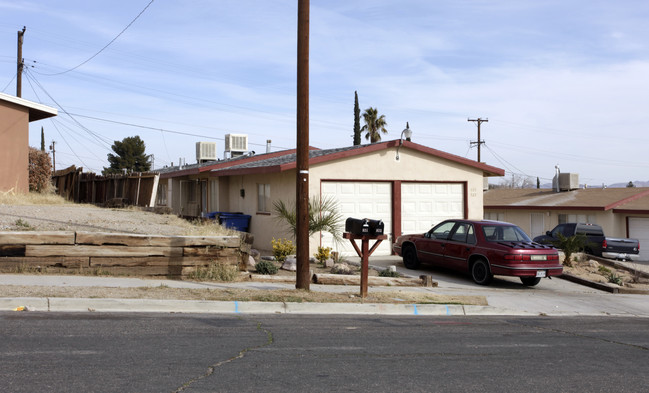 921-923 Carson St in Barstow, CA - Foto de edificio - Building Photo