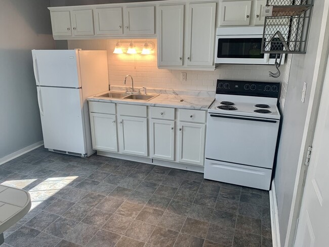 105 3rd Ave, Unit 303 in Osceola, WI - Foto de edificio - Building Photo