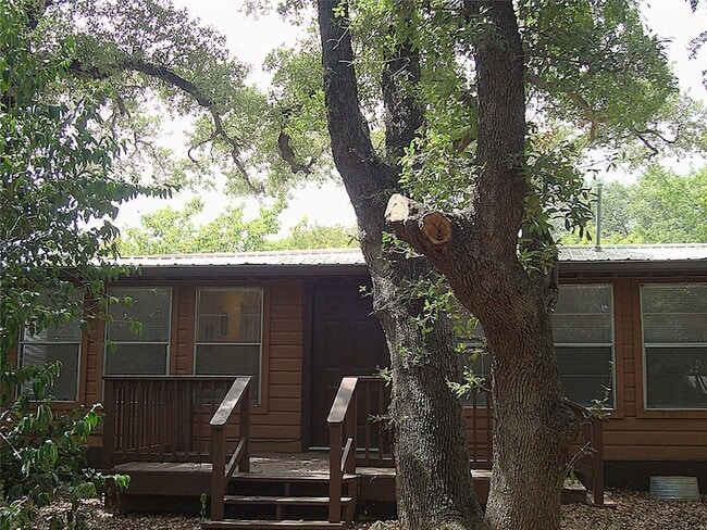18311 Redbud Ln in Jonestown, TX - Foto de edificio - Building Photo