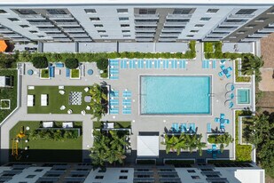 OLD TOWN SQUARE in Pompano Beach, FL - Building Photo