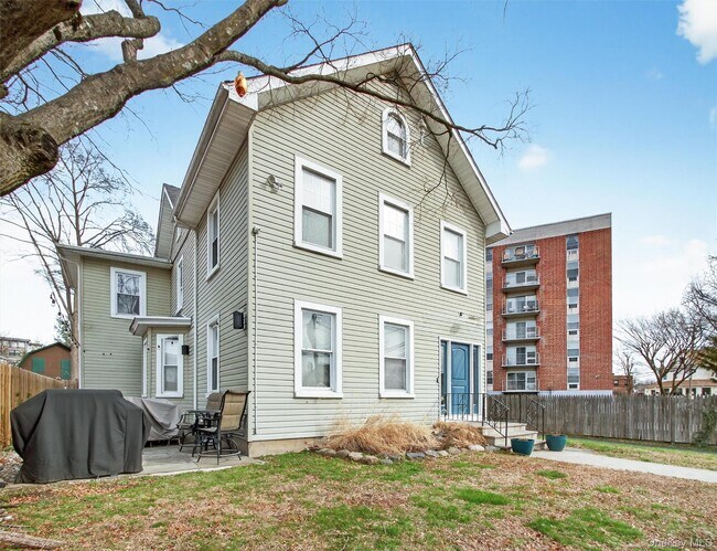 24 E Park Pl in Suffern, NY - Building Photo - Building Photo
