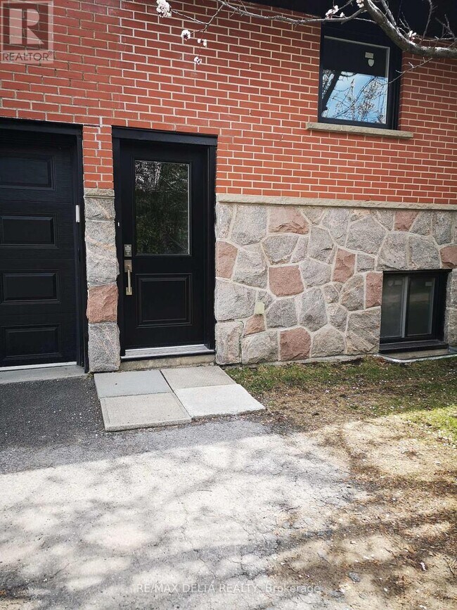 981 Lola St in Ottawa, ON - Building Photo - Building Photo