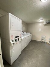 Villa Monterey Apartments in Baldwin Park, CA - Foto de edificio - Building Photo