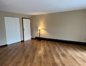 25 Farrwood Ave, Unit #4 in North Andover, MA - Foto de edificio - Building Photo