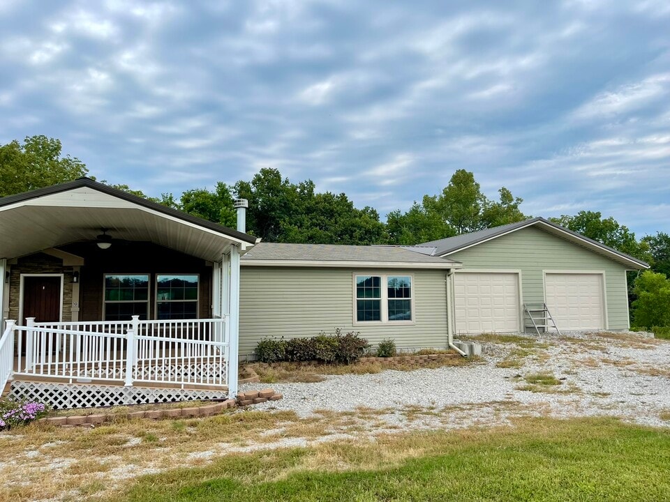 529 NE 851st Rd in Knob Noster, MO - Building Photo