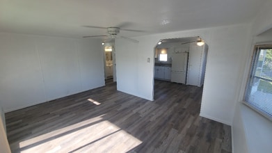 142 Hamilton Dr in Palmetto, FL - Foto de edificio - Building Photo