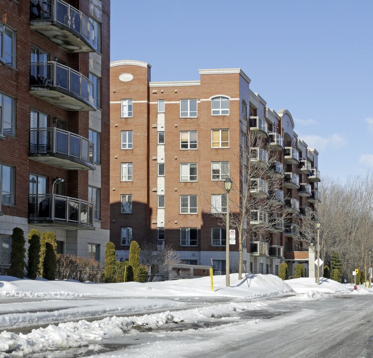 5220 des Sources in Montréal, QC - Building Photo