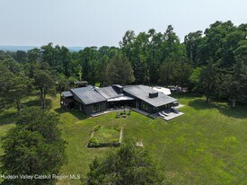 16 Spring Rd in Hudson, NY - Building Photo