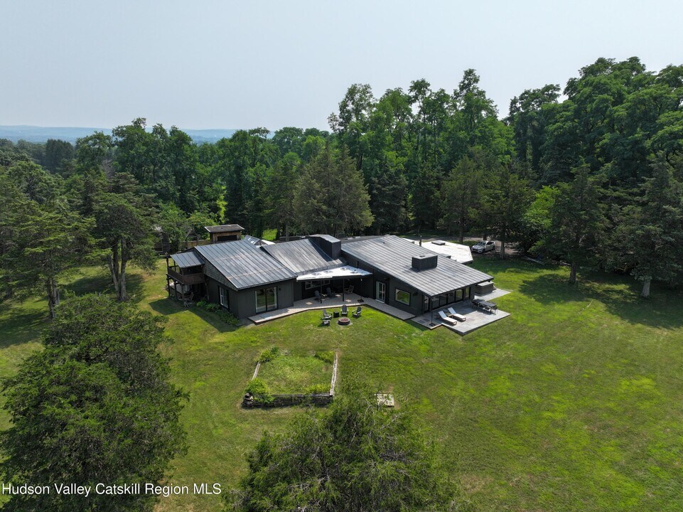 16 Spring Rd in Hudson, NY - Building Photo