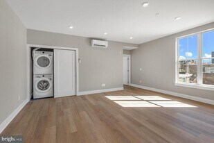 6712 Ridge Ave in Philadelphia, PA - Building Photo