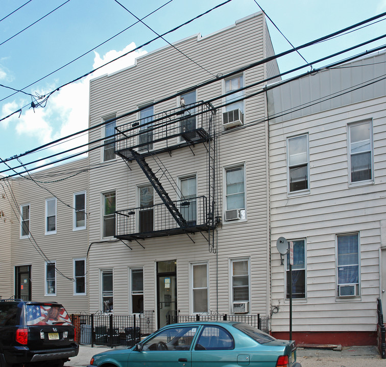 712 7th St in Union City, NJ - Building Photo