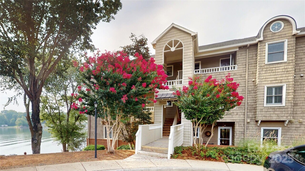 9816 Emerald Point Dr in Charlotte, NC - Building Photo