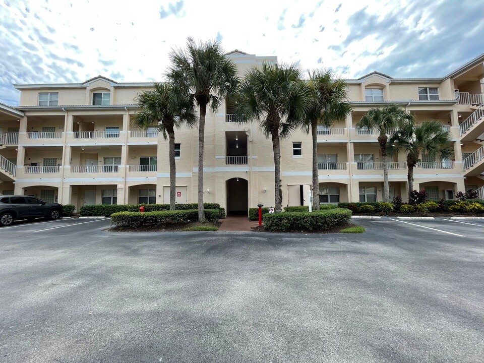 1070 Woodshire Ln in Naples, FL - Foto de edificio