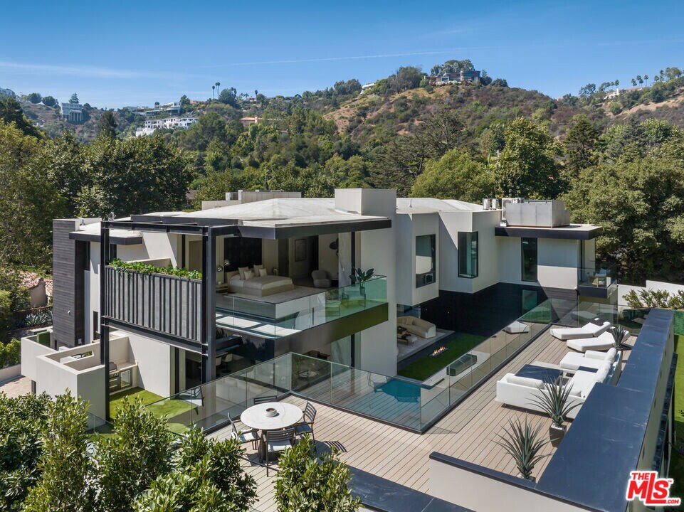 982 Stone Canyon Rd in Los Angeles, CA - Building Photo