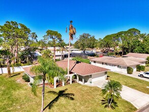 2221 Pine View Cir in Sarasota, FL - Building Photo - Building Photo