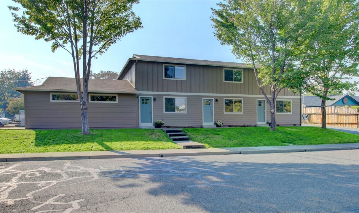 Glenn Way Triplex in Central Point, OR - Building Photo